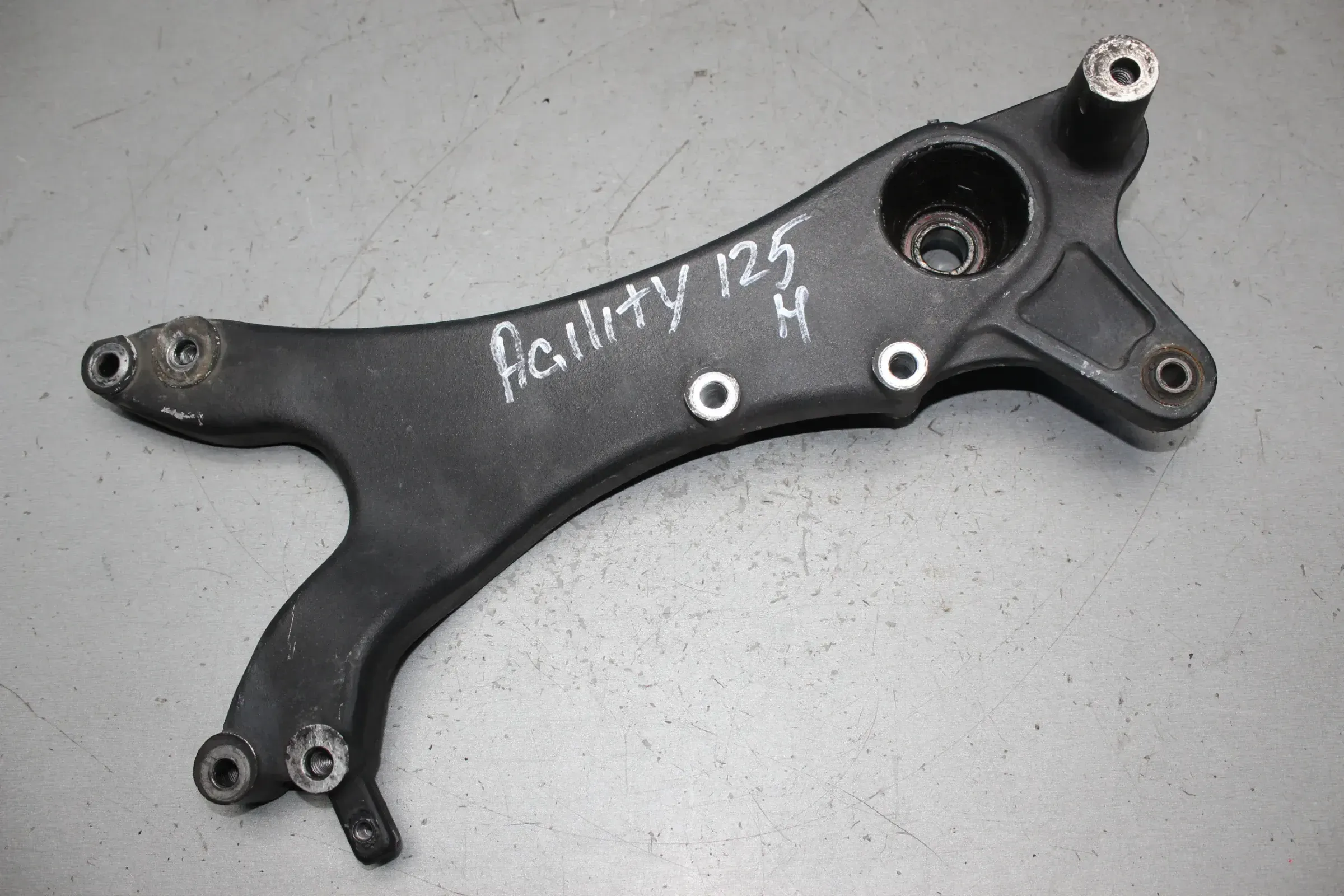 Halter für Auspuff Halterung Träger Auspuffhalter Agility 125 City - Bild 1