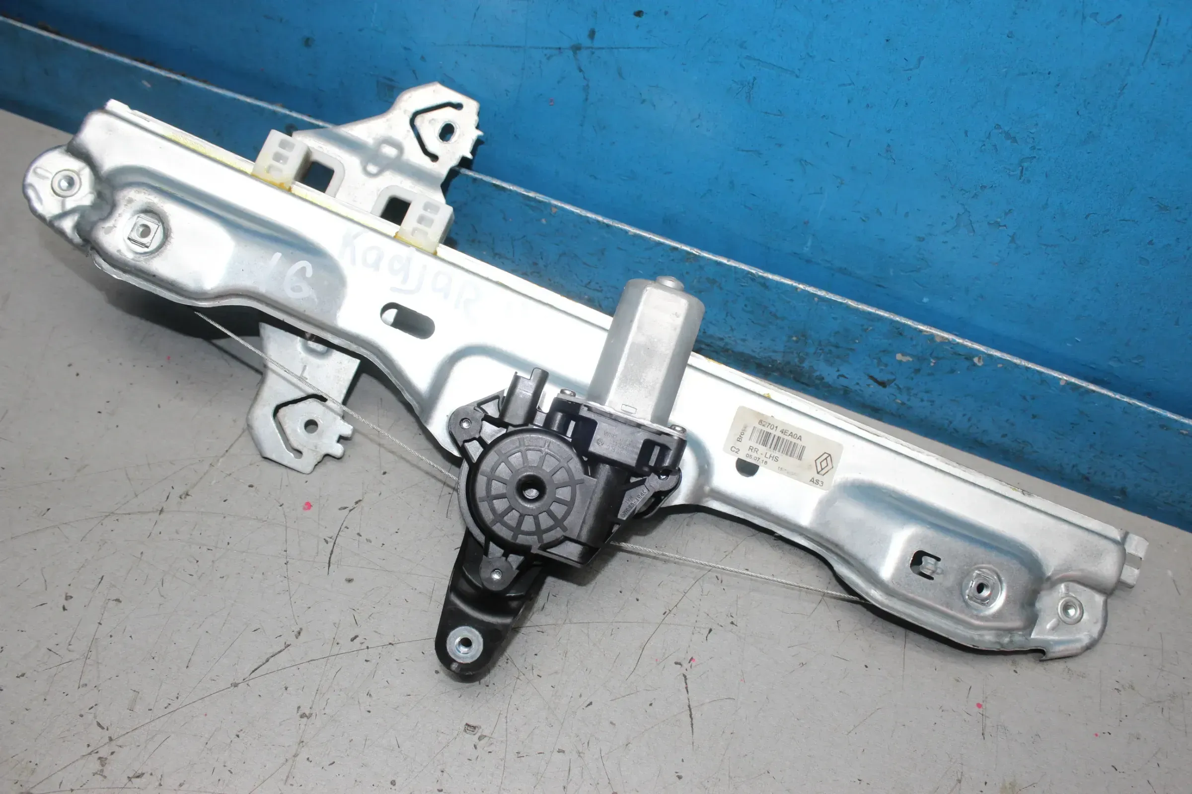 Fensterheber Motor mit Gestänge hinten links 827014EA0A Renault Kadjar Bj.16 - Bild 1