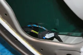 Tür hinten links mit Türscheibe farbe KCHC Citroen C3 II Bj.10 - Bild 9