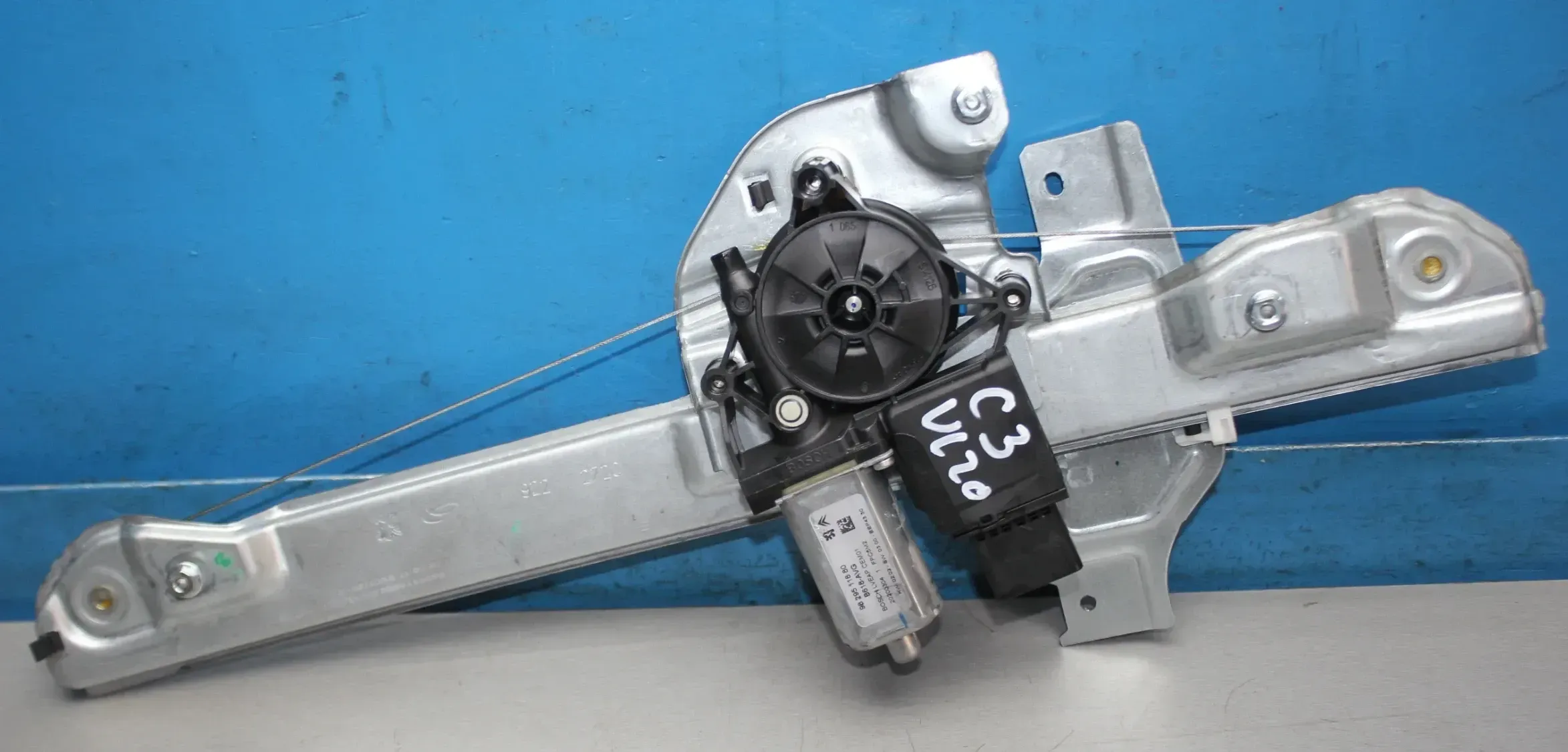 Fensterheber Motor mit Gestänge vorne links 9829511880 Citroen C3 III SX Bj.20 - Bild 1