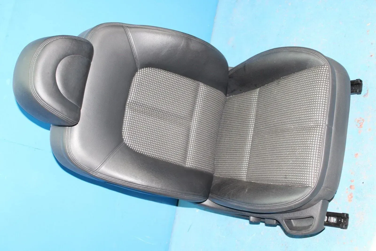 Peugeot 407 Bj.06 Sitz vorne rechts Teilleder m. Airbag el. einstellbar - Bild 1