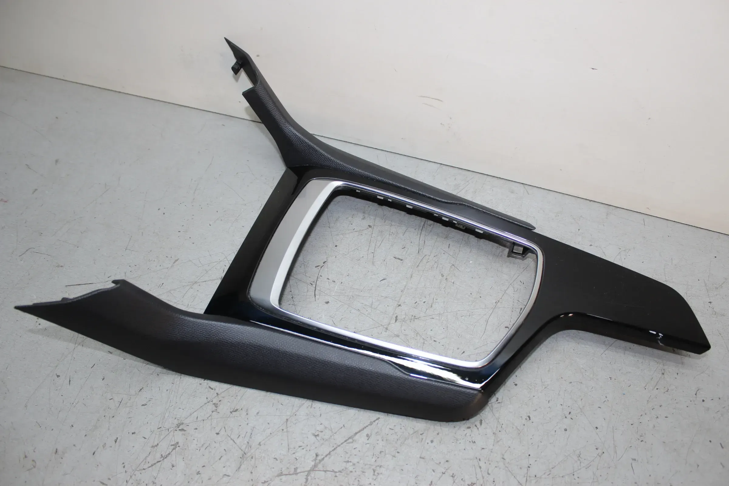 Verkleidung Abdeckung Blende Mittelkonsole 1300953XZD Peugeot 308 II Bj.14 - Bild 1
