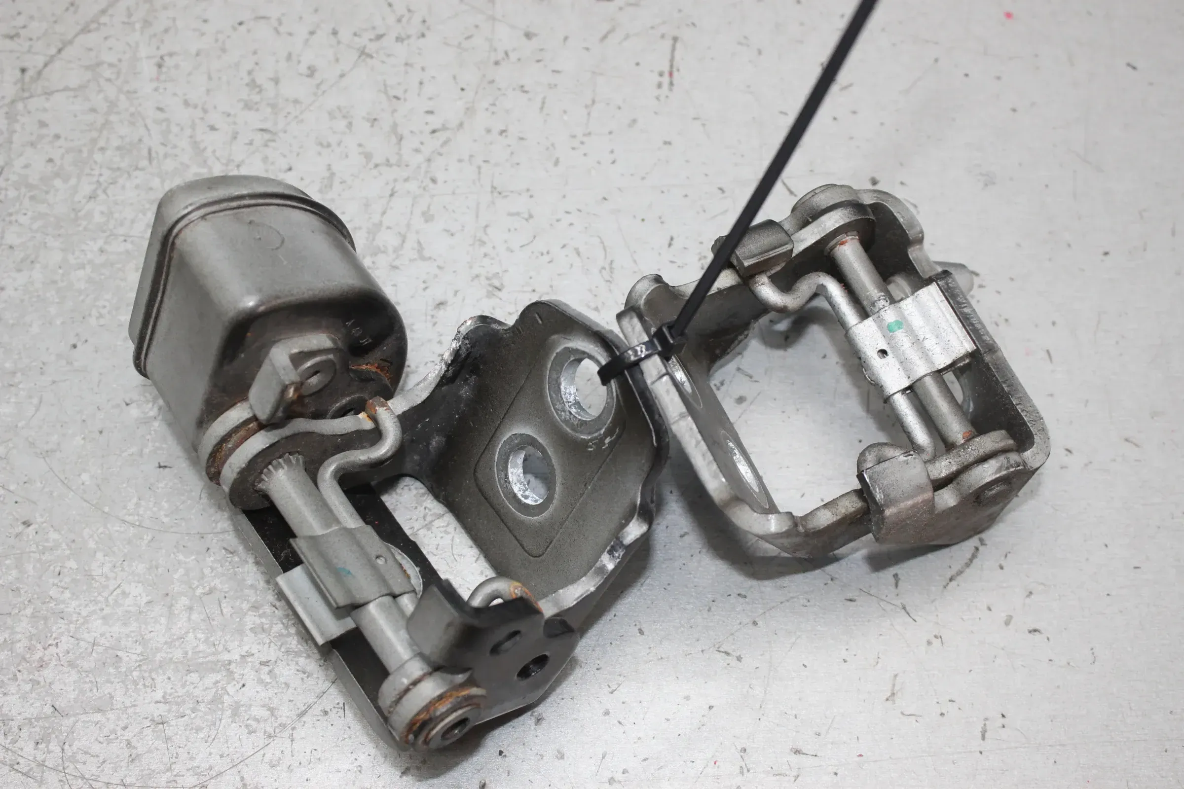 2x Scharnier oben unten für Tür vorne links Peugeot 207 SW Bj.07 - Bild 1