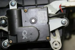 Hyundai Trajet Bj.05 Gebläsemotor Lüftermotor Klimaverdampfer mit Gehäuse vorne - Bild 6