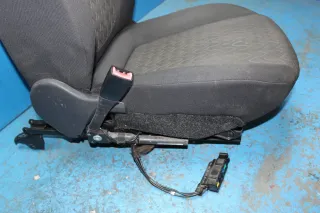 Fahrersitz Sitz vorne links Sitzheizung nicht Original Opel Corsa D 2-türig Bj.13 - Bild 6