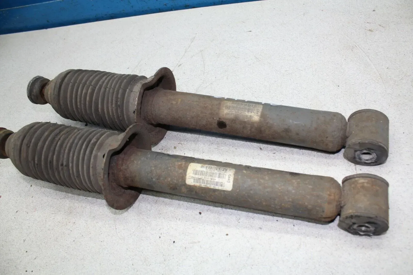2x Stoßdämpfer hinten links rechts 21700-2915004 Lada Priora Kombi 2171 Bj.10 - Bild 1