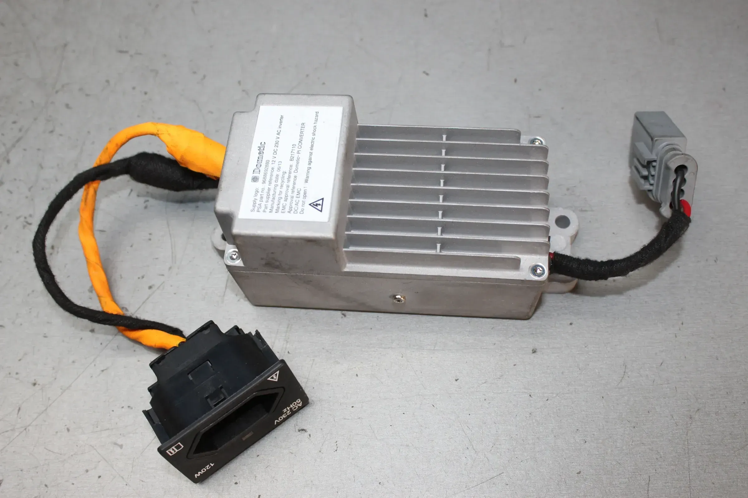 Wechselrichter Spannungswandler Steuergerät 9688692880 Citroen C4 II NC Bj.13 - Bild 1