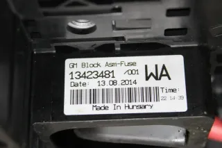 Sicherungskasten Batterie Sicherung 13423481 Opel Adam M13 Bj.14 - Bild 2