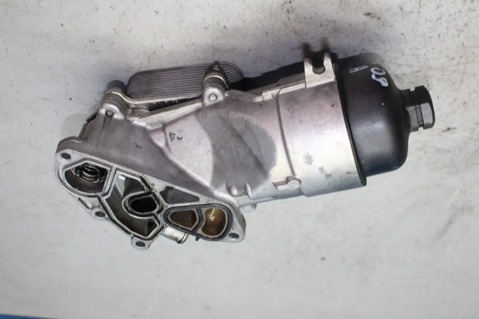 Ford Fiesta VI JA8 1.4 TDCi Bj.09 Ölfilter Gehäuse Ölkuhler Deckel 9656989980 - Bild 1