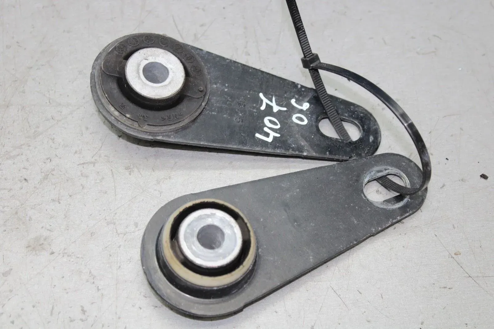 Peugeot 407 2.0 HDi Bj.06 2x Halter Wasserkühl​er Kühlerhalter links rechts - Bild 1