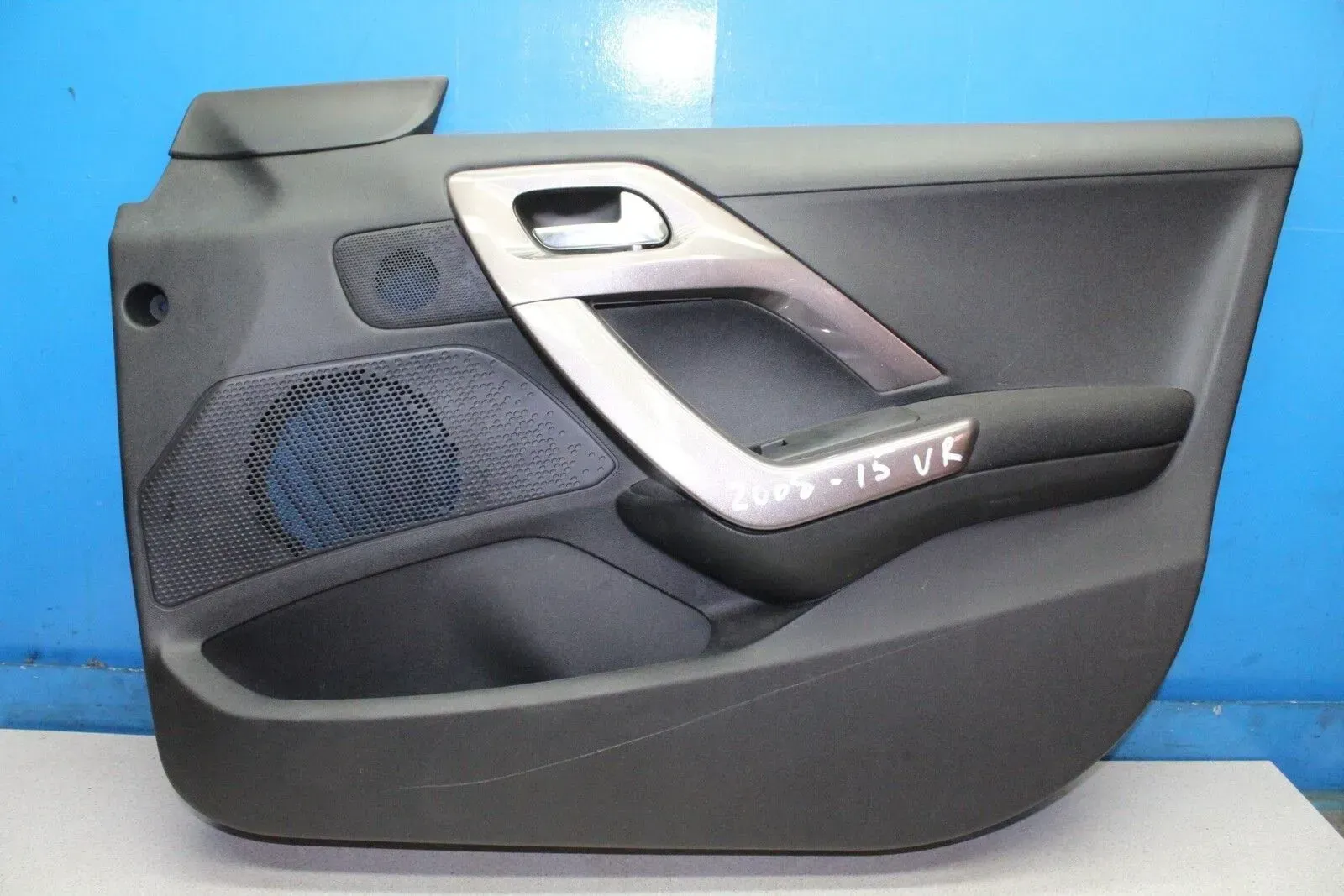 Türverkleidung Türpappe vorne rechts 98029869ZD Peugeot 2008 I Bj.15 - Bild 1