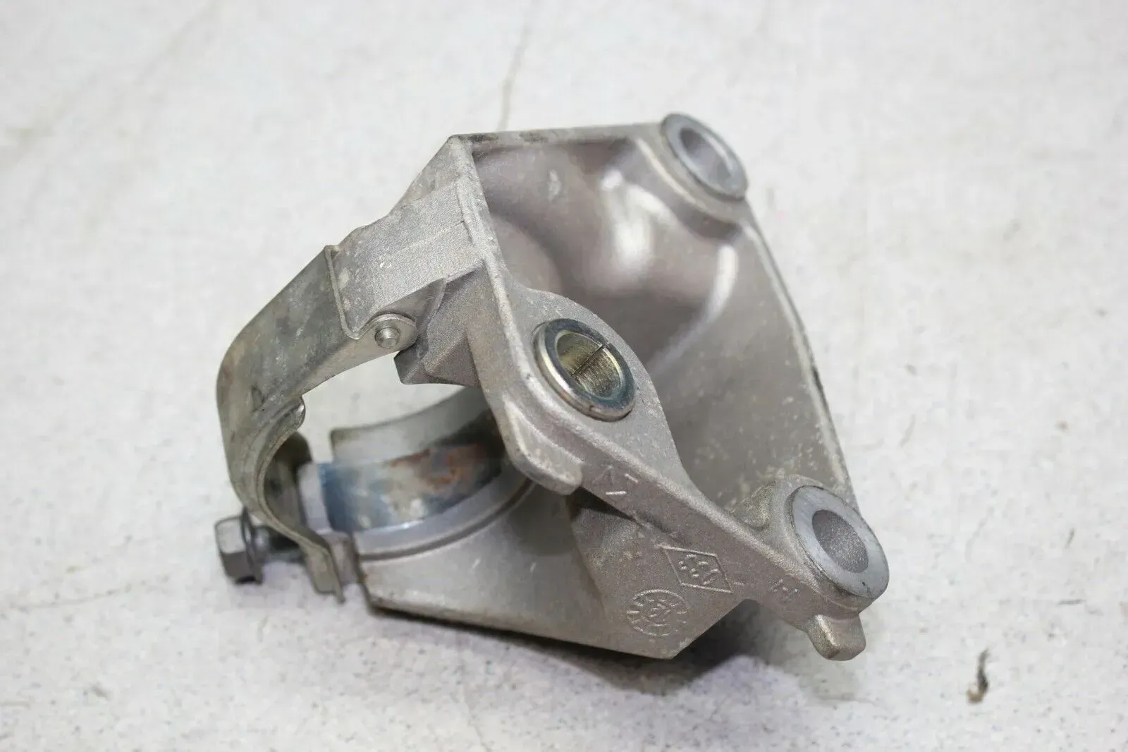 Renault Megane 3 III Bj.12 1.2 TCe Halter Antriebswelle Motorhalter 397743238R - Bild 1