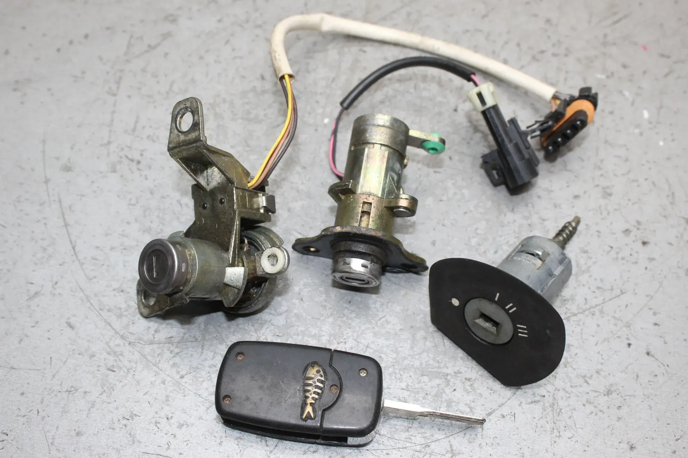 Zündschloss 1x Schlüssel 2x Schießzylinder 90506667 Opel Sintra Bj.99 - Bild 1