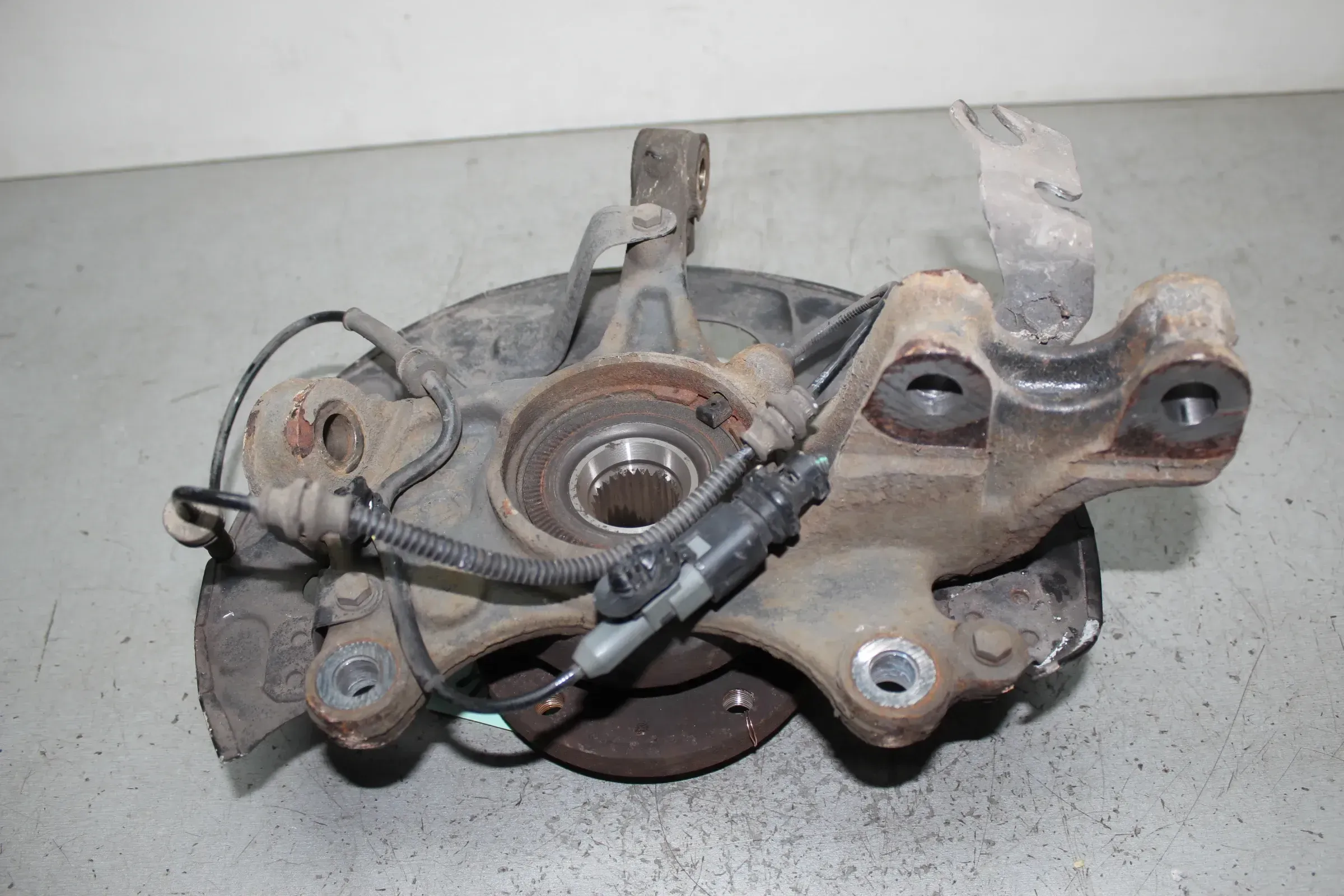 Achsschenkel Radnabe ABS vorne links Peugeot 308 II 1.6 HDi Bj.14 - Bild 1