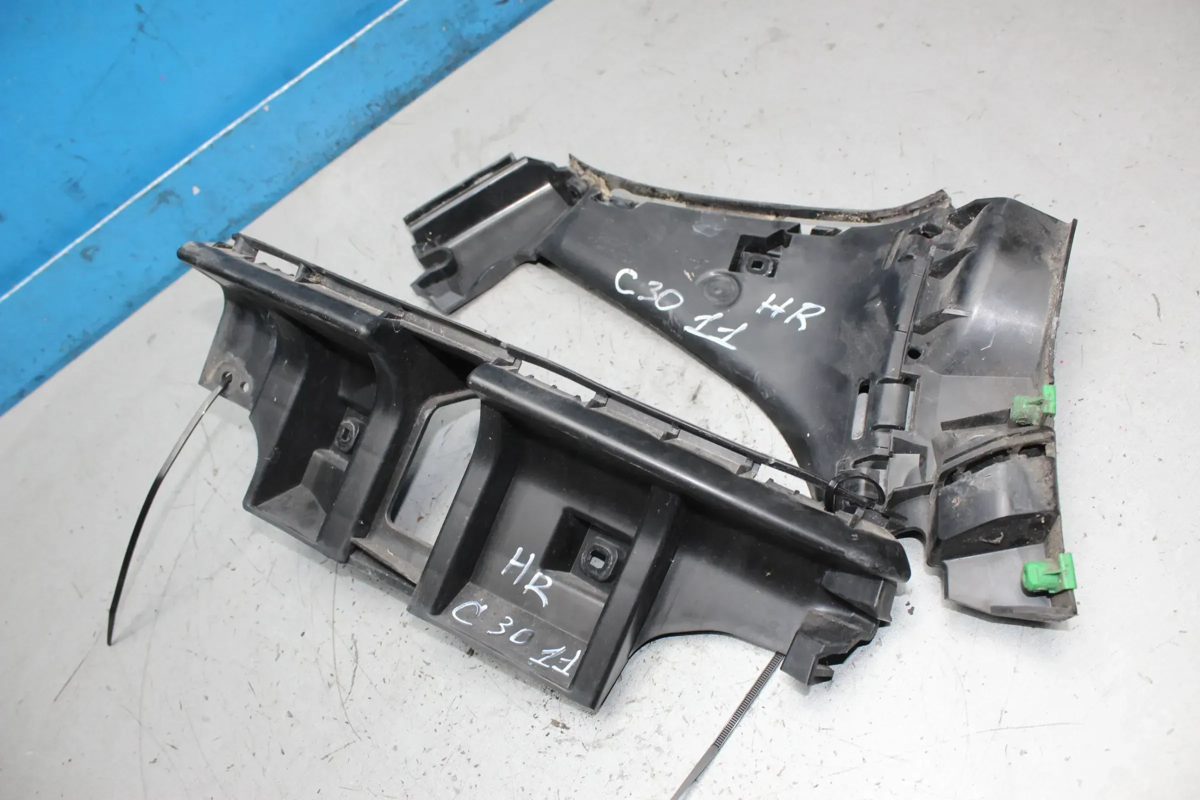2x Halter Stoßstange hinten rechts 30657219 31265679 Volvo C30 D4 Facelift Bj.11 - Bild 1