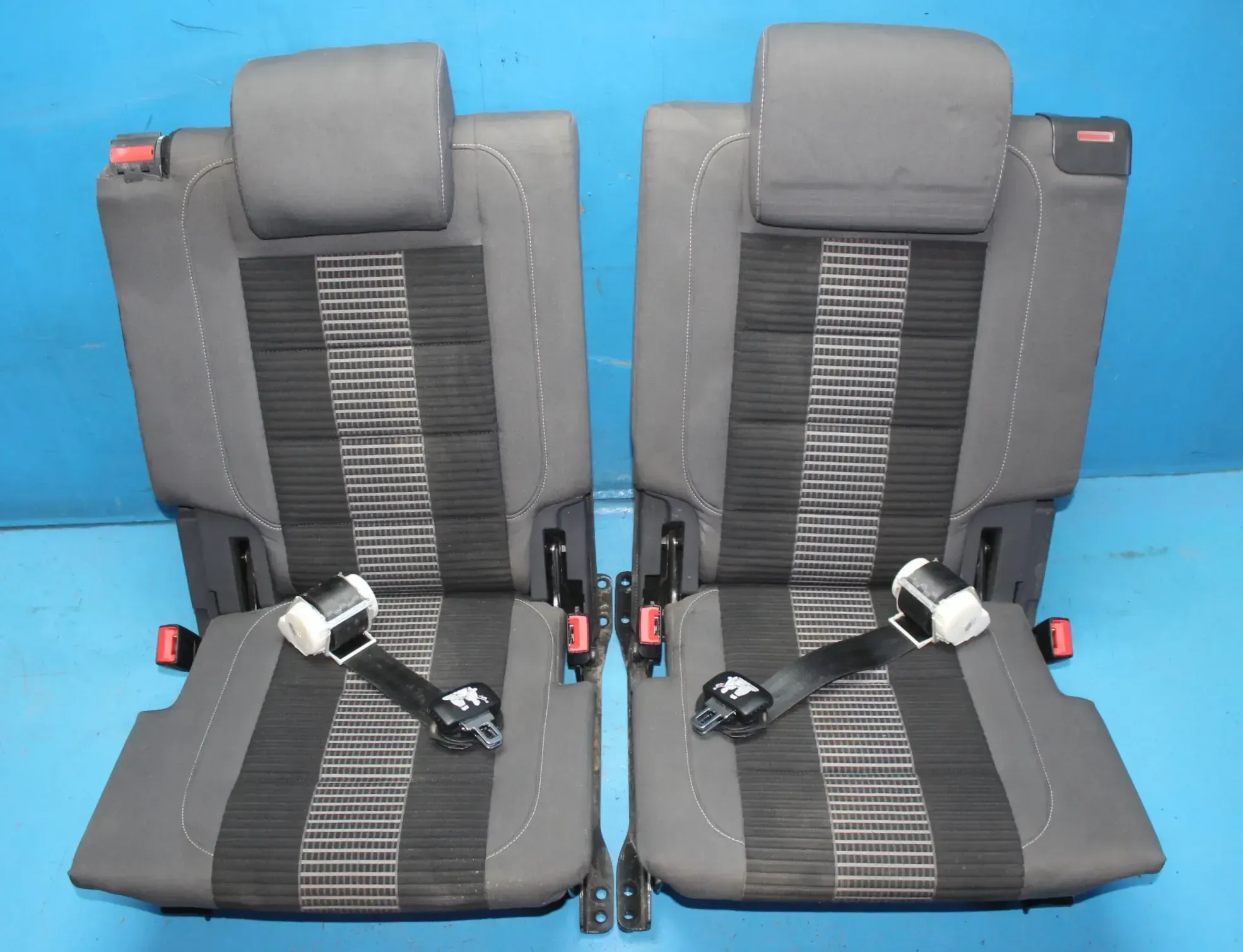 2x Sitz Gurt hinten Kofferraum links rechts 3te Reihe VW Touran 1T1 1T2 Bj.08 - Bild 1