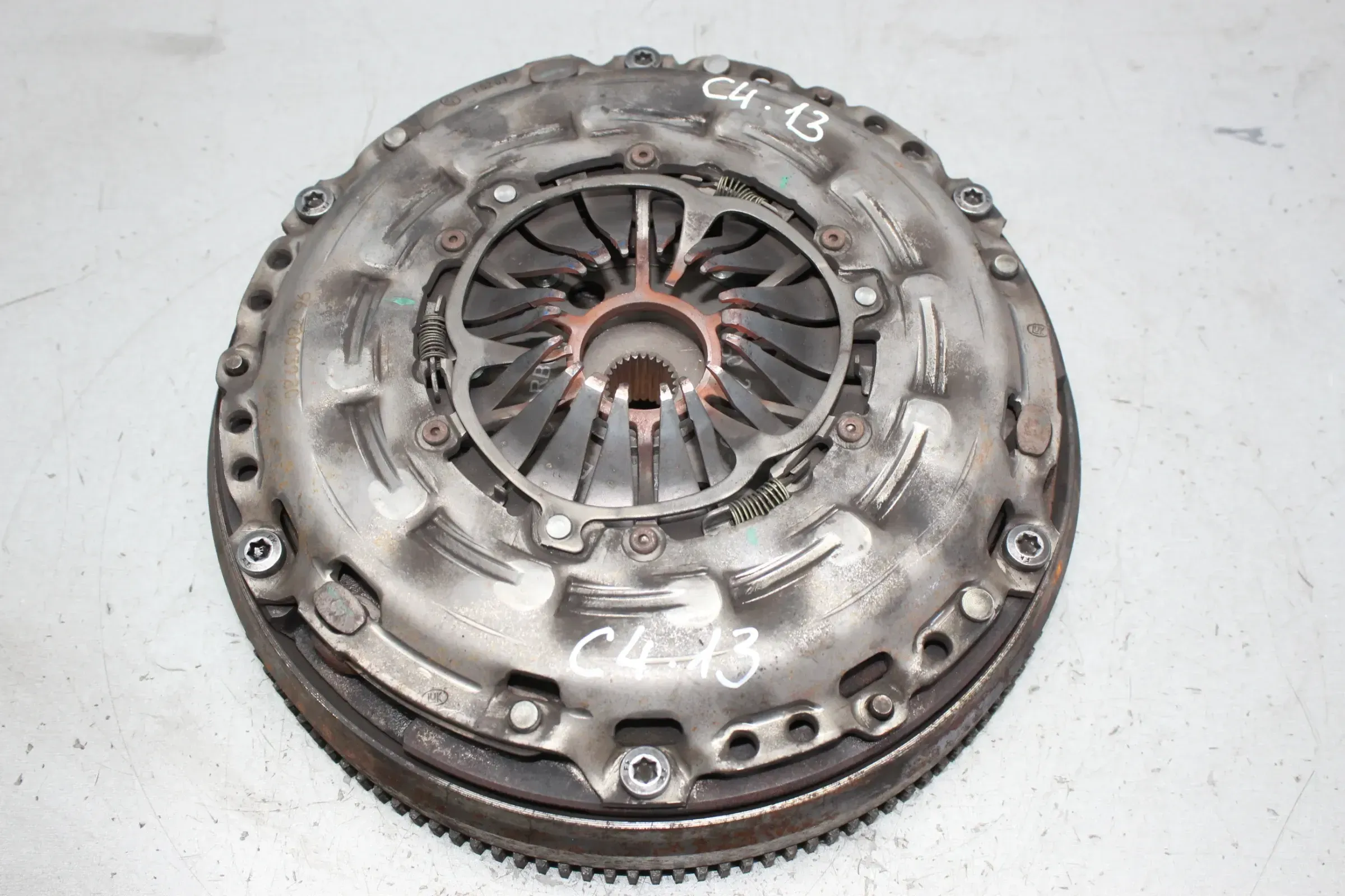 Schwungscheibe Schwungrad Druckplatte 9686904080 Citroen C4 II NC 1.6 HDi Bj.13 - Bild 1
