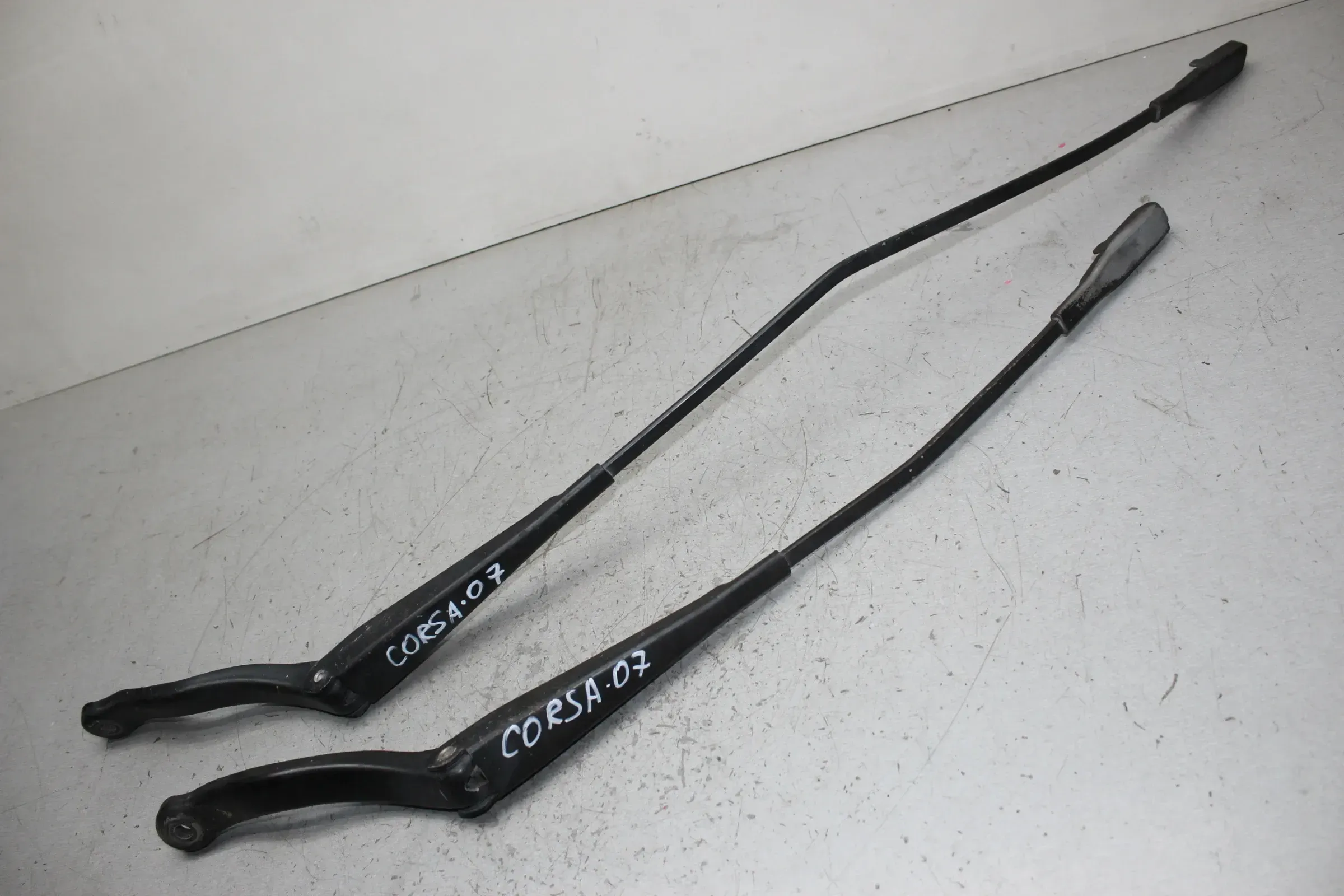 2x Wischerarm vorne links und rechts 13182325 13182326 Opel Corsa D Bj.07 - Bild 1