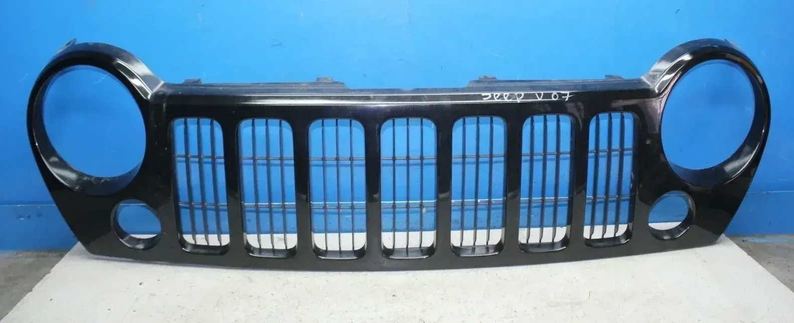 Jeep Cherokee KJ Bj07 Kühlergrill Front Grill Gitter defekt 5JJ85TRMA 55156761AB - Bild 1
