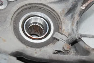 Achsschenkel Radnabe ABS vorne rechts Citroen C4 II NC 1.6 HDi Bj.13 - Bild 3