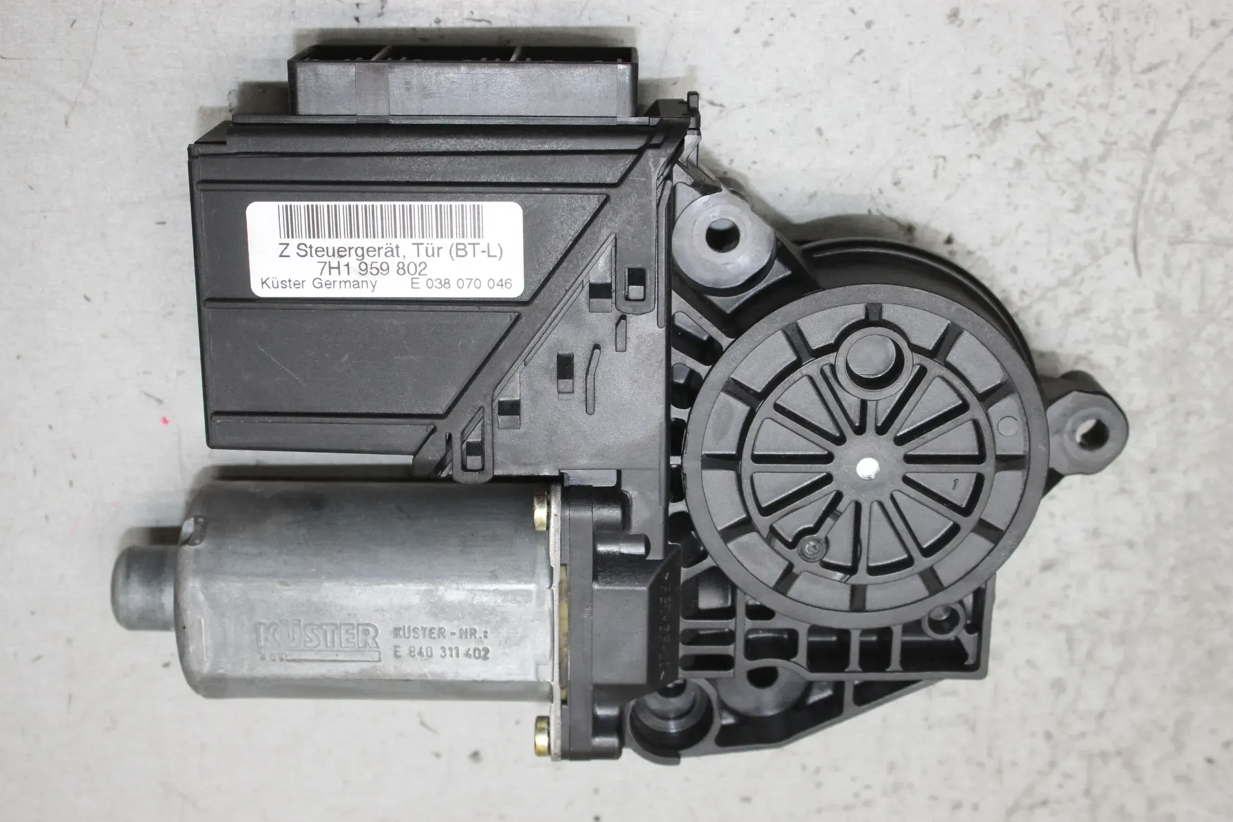 Fensterheber Motor vorne rechts 7H1959802, 0130821998 VW T5 7H Multivan - Bild 1