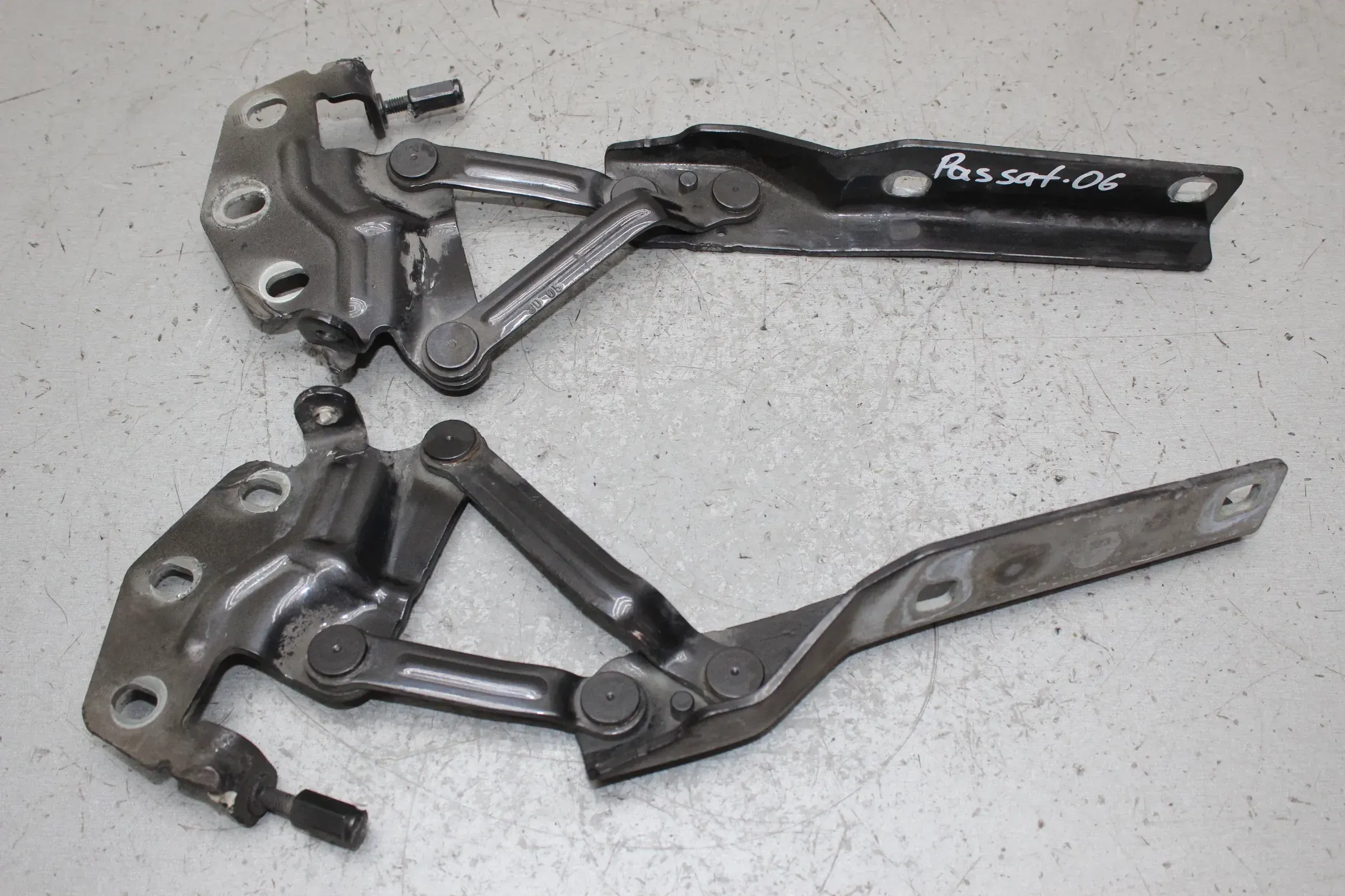 2x Scharnier für Motorhaube links und rechts 3C0823301C VW Passat 3C B6 Bj.06 - Bild 1