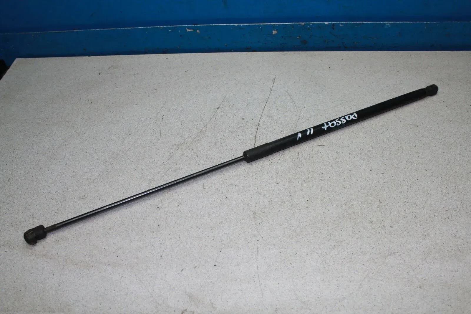 VW Passat 3C B7 Bj.11 Gasfeder vorne Gasdruckfeder für Motorhaube 3AA82335902S - Bild 1