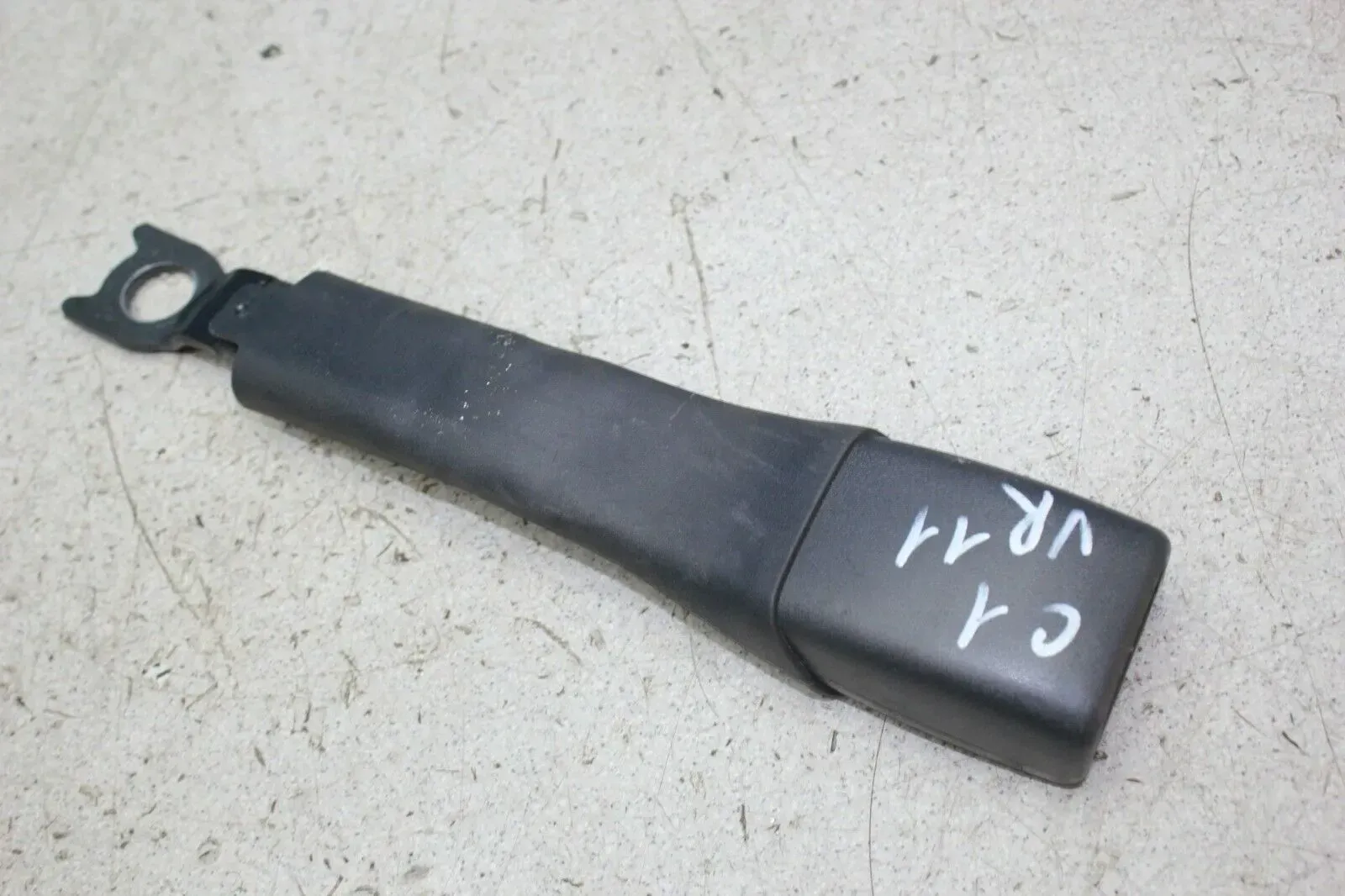Citroen C1 Bj.11 Gurtschloß Gurt Gurtpeitsche vorne rechts - Bild 1