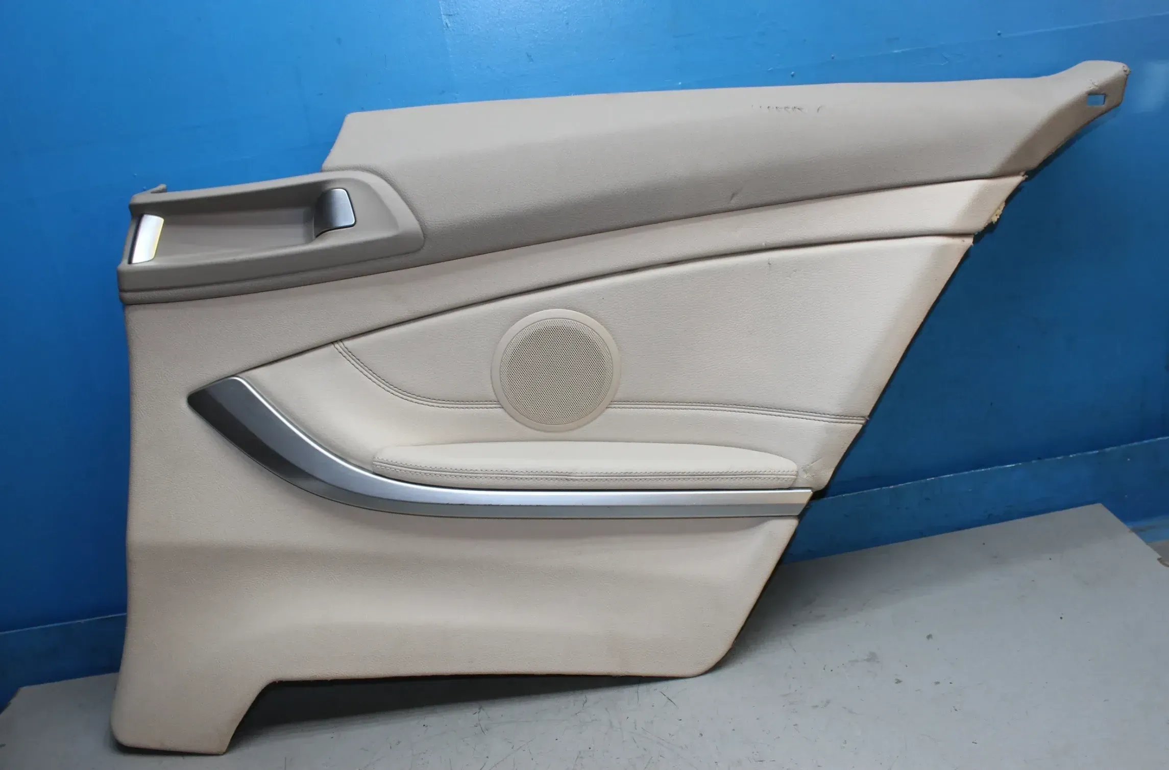 Seitenverkleidung hinten rechts Leder Oyster/Sandgrau BMW 4er F32 Coupe Bj.14 - Bild 1