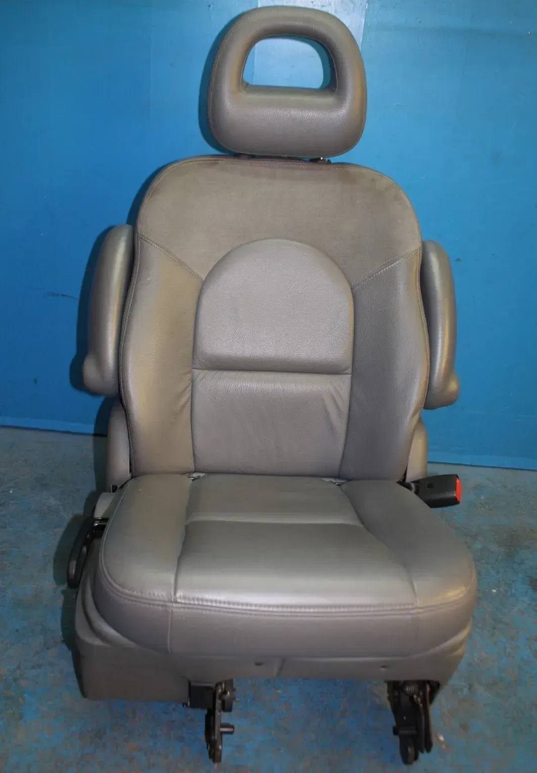 Leder Sitz 2-Reihe hinten rechts Armlehne Klappb Chrysler Voyager IV RG GY Bj.08 - Bild 1