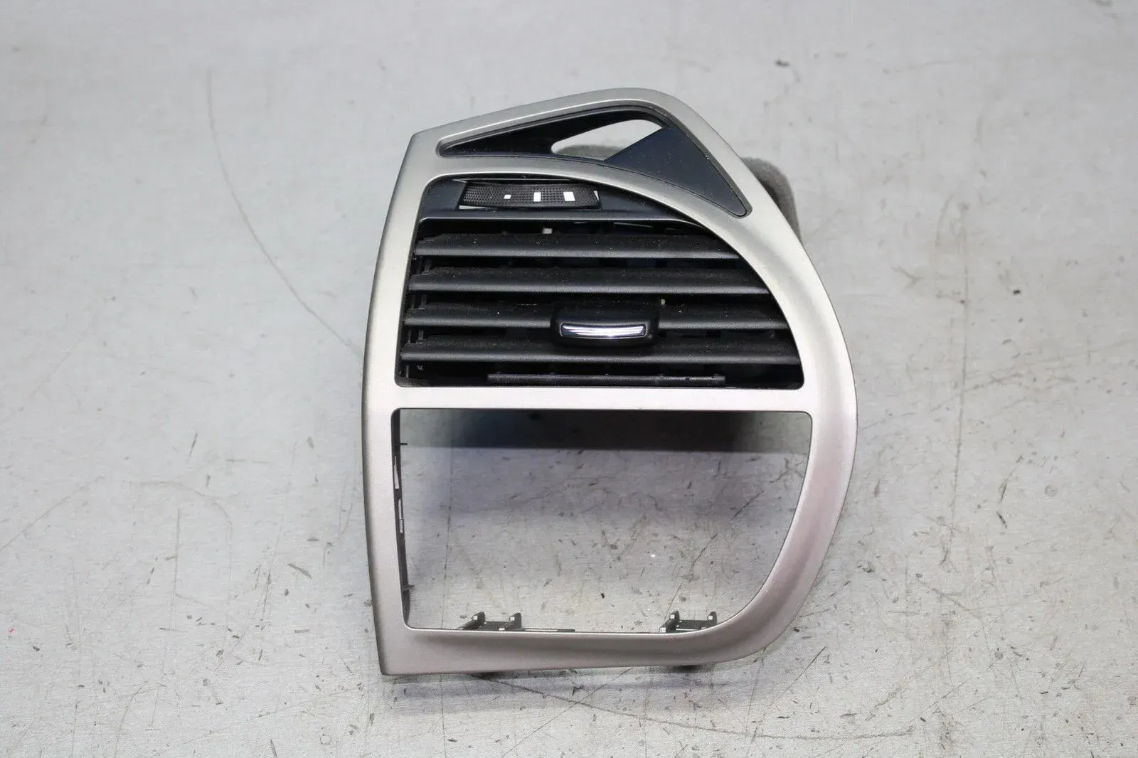 Citroen C4 Picasso I UD Bj10 Luftdüse Lüftungsgi​tter vorn links 303843 303797AB - Bild 1