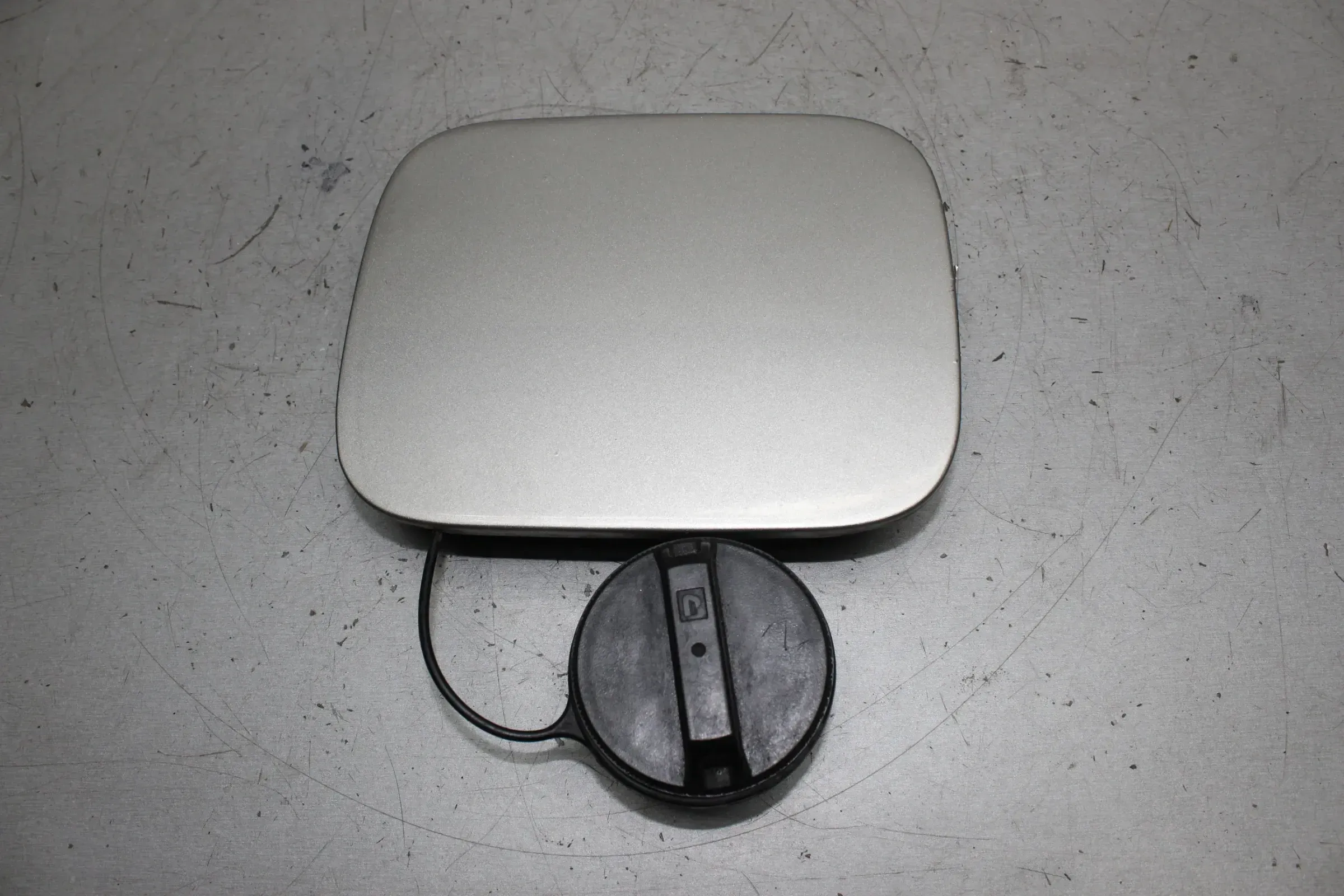 Tankklappe Tankdeckel Tank Verschluss Deckel 78830-8H300 Nissan X-Trail 2.2dCi 4*4 T30 136 PS (100 kW) Bj.04 - Bild 1