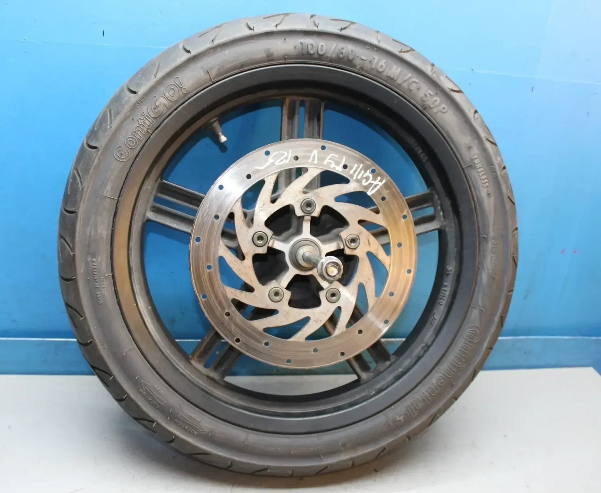 Vorderrad Reifen 4916 100/80-16 M/C 50P Felge E16x2.50 KYMCO Agility 125 City R16 - Bild 1
