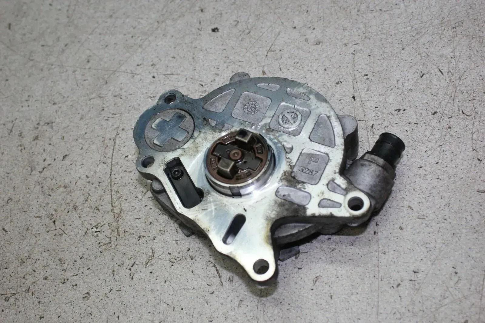 Skoda Fabia 2 II 5J 1.6 TDi Bj.10 Vakuumpumpe Unterdruckpumpe 03L145100G - Bild 1