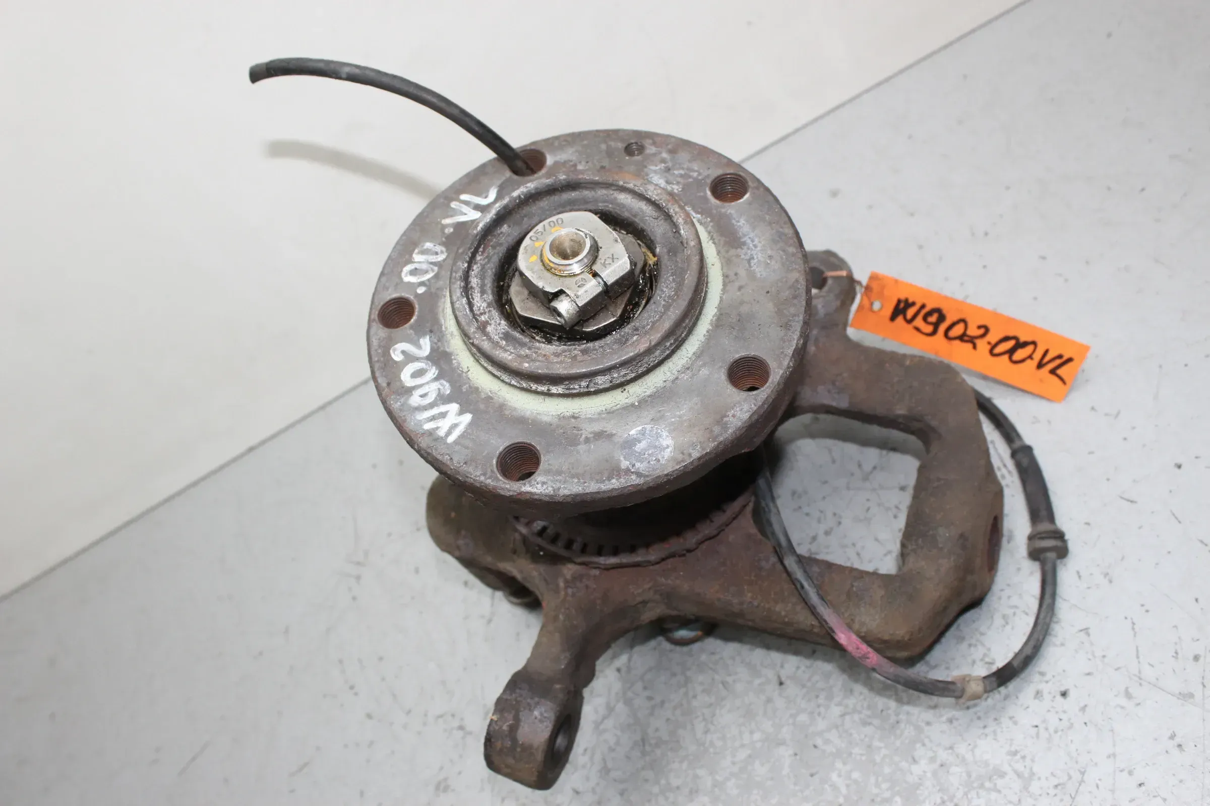 Achsschenkel Radnabe vorne links Mercedes Sprinter W902 216 CDi Bj.00 - Bild 1
