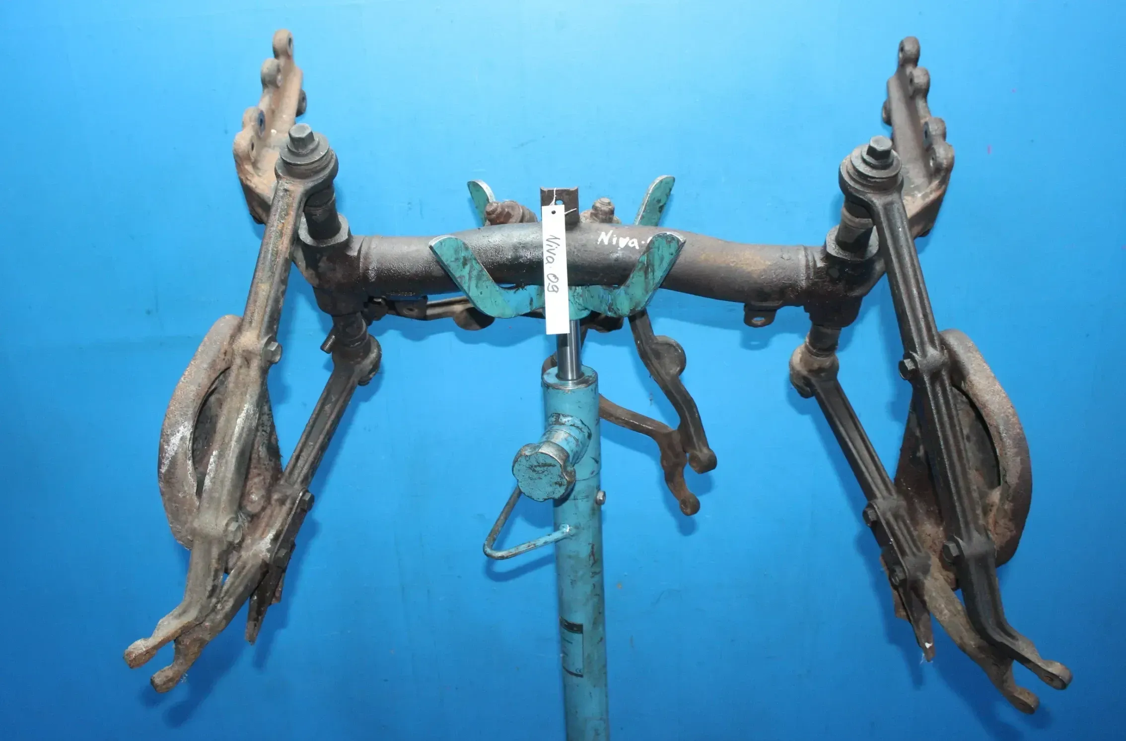 Lada Niva 2121 Bj.09 Vorderachse Querträger vorne Querlenker links rechts - Bild 1