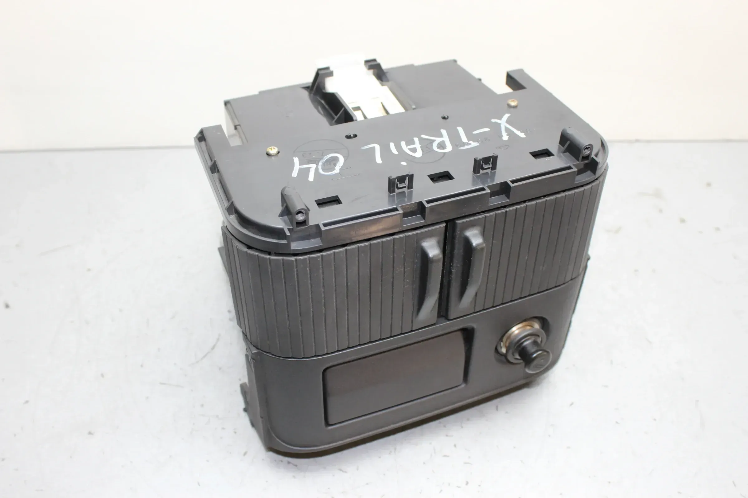 Ablagefach Aschenbecher 68108 EQ400 68412 EQ400 68800AU000 Nissan X-Trail 2.2dCi 4*4 T30 136 PS (100 kW) Bj.04 - Bild 1