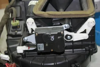 Hyundai Trajet Bj.05 Gebläsemotor Lüftermotor Klimaverdampfer mit Gehäuse vorne - Bild 10