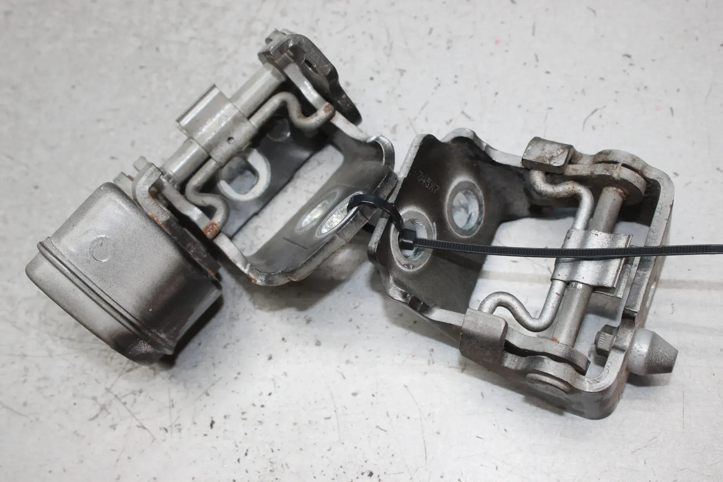2x Scharnier oben unten für Tür vorne rechts Peugeot 207 SW Bj.07 - Bild 1
