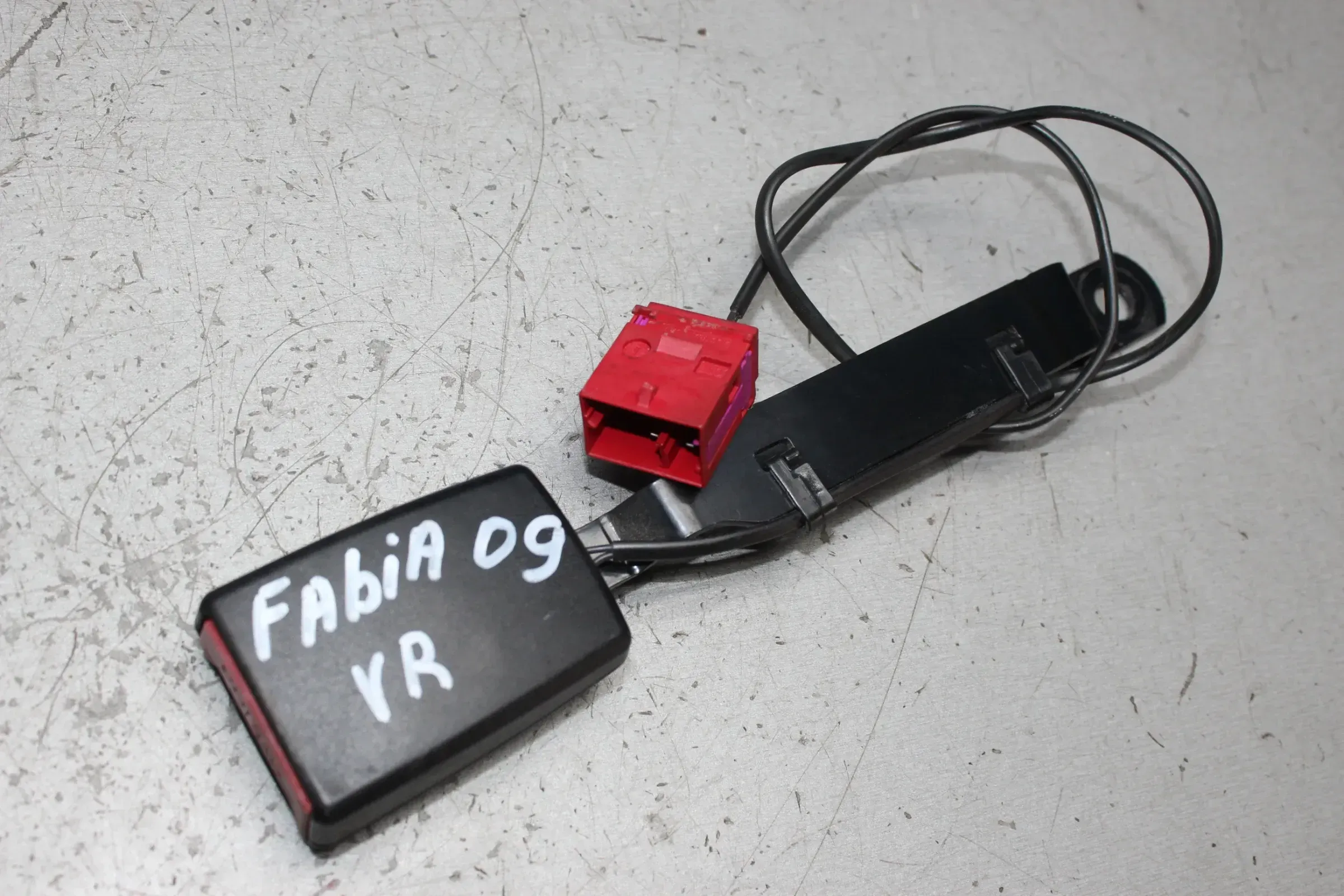 Gurtschloss Gurtpeitsche vorne rechts 5J0858472A Skoda Fabia 2 II 5J Bj.09 - Bild 1