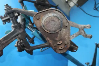 Lada Niva 2121 Bj.09 Vorderachse Querträger vorne Querlenker links rechts - Bild 4