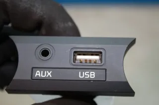 USB + JACK AUX Anschluß Buchse 96120-1W010 KIA RIO III 3 UB Bj.16 - Bild 3