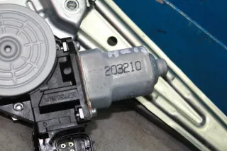 Fensterheber Motor mit Gestänge hinten rechts 82731CV01B Nissan Juke F15 Bj.12 - Bild 2