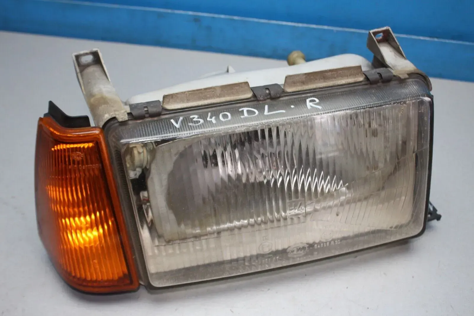 Volvo 340 360 DL Bj.1989 Scheinwerfer Blinker vorne rechts Hella 12505400 - Bild 1