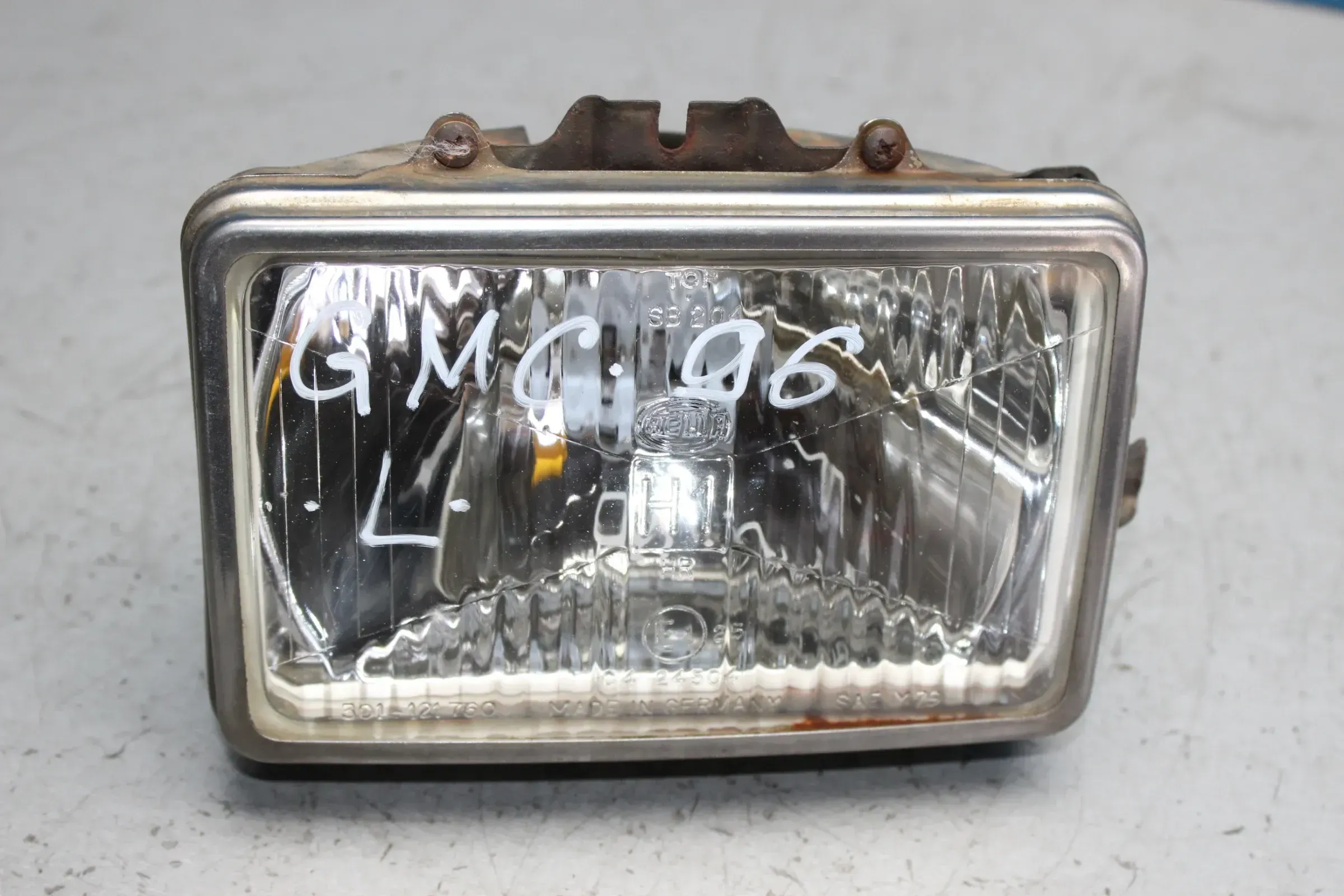 Hella 24504 Scheinwerfer H1 301121760 links = rechts Chevrolet Chevy VAN GMC - Bild 1