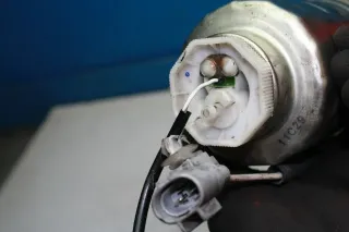 Aufnahme Kraftstofffilter Gehäuse 42072AG010 Subaru Legacy IV 2.0 D BL BP Bj.08 - Bild 4