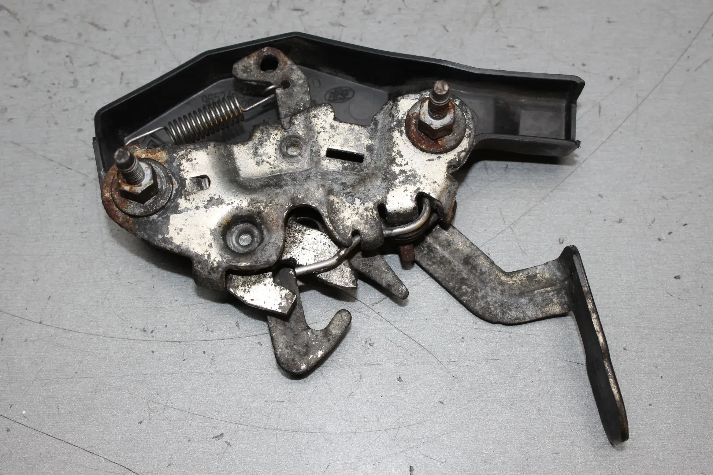 Schloss Entriegelung Motorhaube Fanghaken Peugeot 308 SW Bj.09 - Bild 1