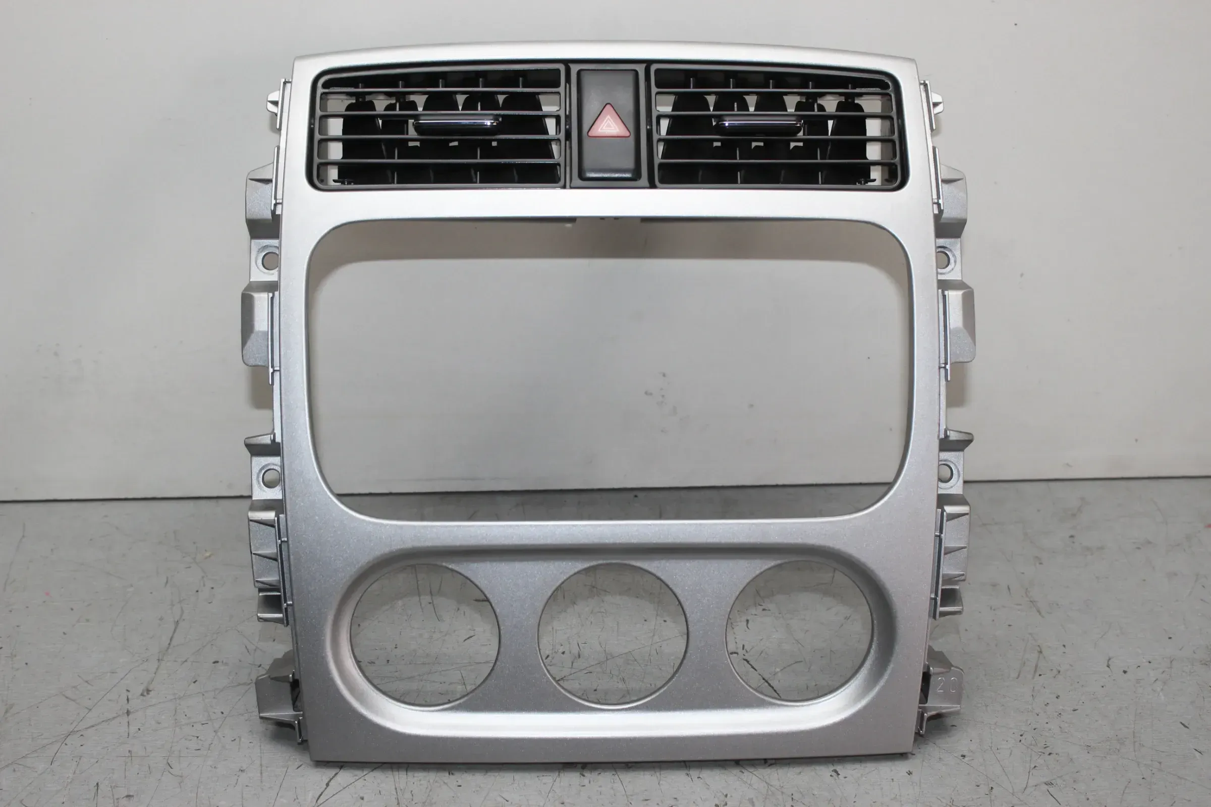 Radiorahmen Blende Luftdüse Warnblinkschalter 73821-59J2 Suzuki Liana ER Bj.07 - Bild 1