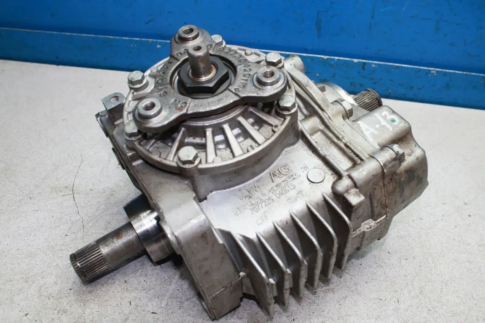 VW AG Audi Q3 Achsantrieb Verteilergetriebe A13 Winkelgetriebe 0A6409053AN - Bild 1