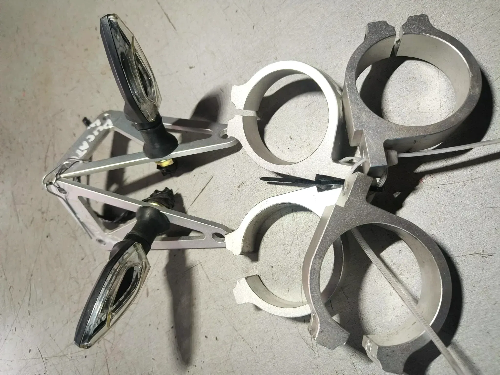 2x Blinker Gabel Scheinwerfer Halterung Aluminium Ducati Monster 750 Bj.2001 - Bild 1
